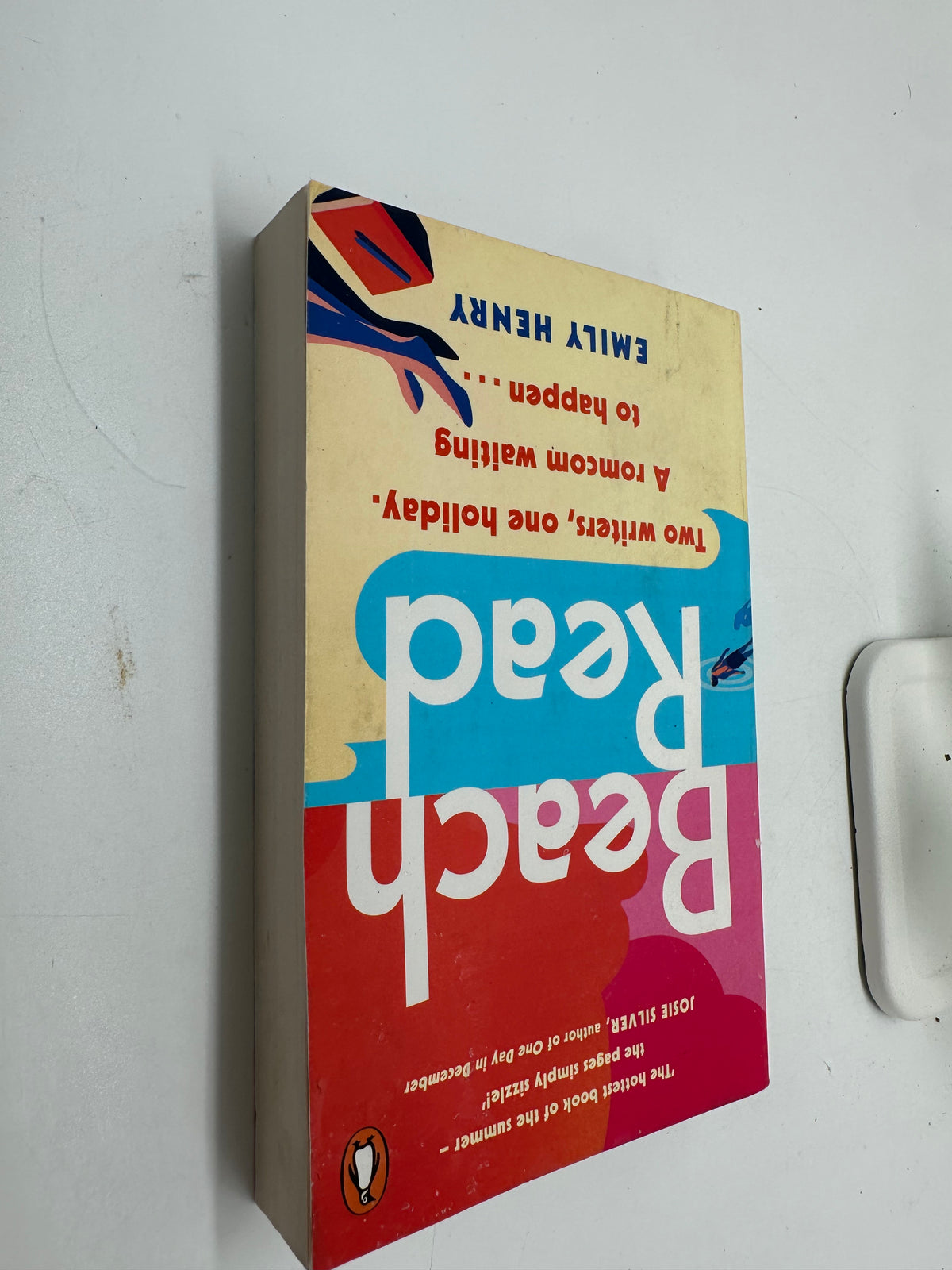 📖 Beach Read – Emily Henry (Penguin)