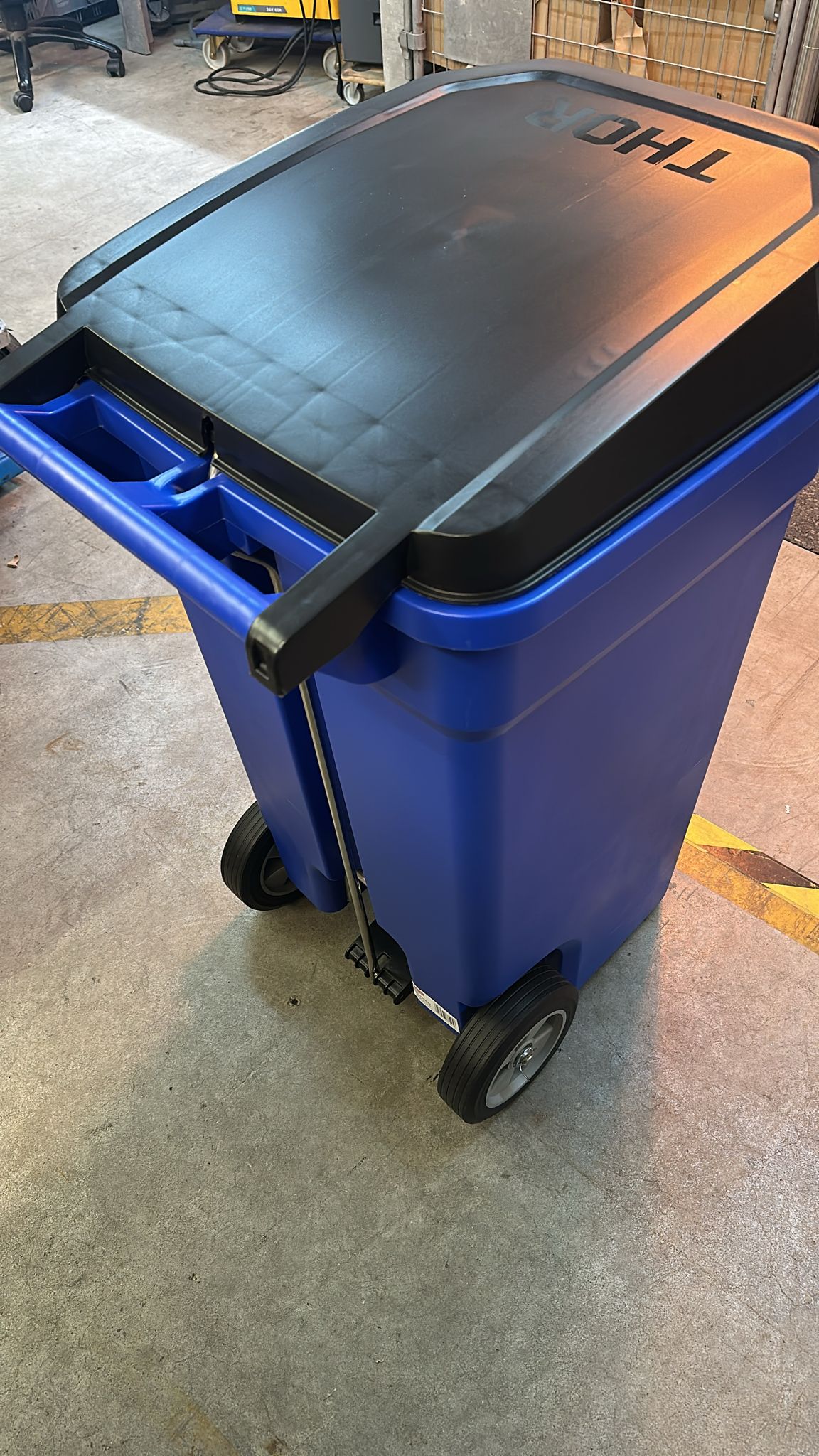 🗑️ 120L Step-On Rollcontainer Blau – TR1035, mit Pedal & Rollen