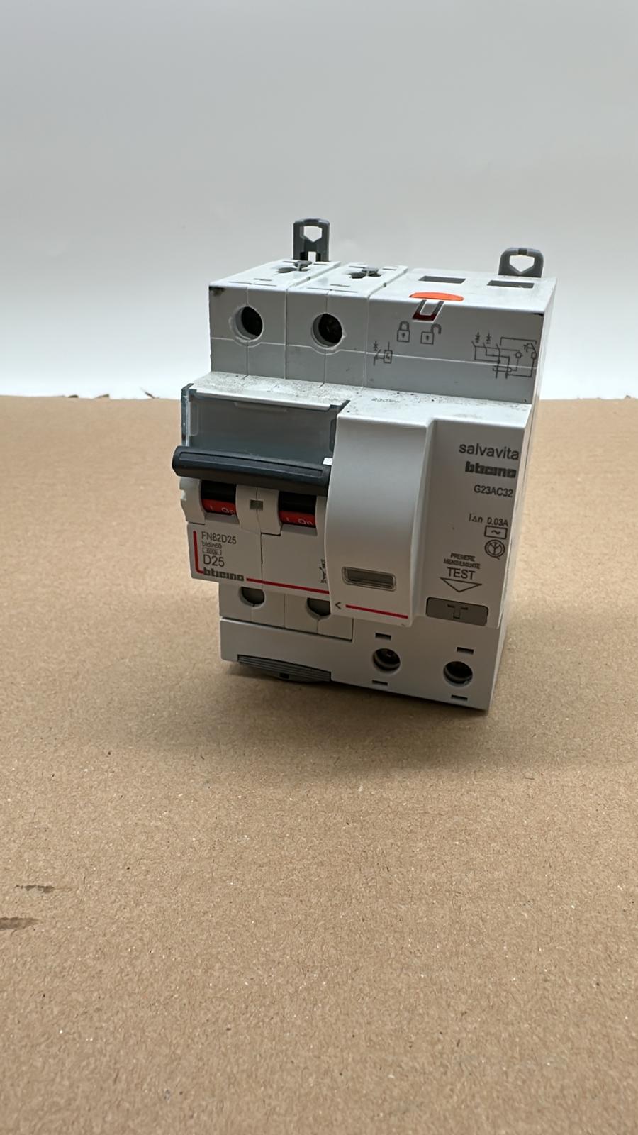 BTDIN45 – FI-Schutzschalter 2P 30mA AC 32A (Sanden Vendo G-Snack)