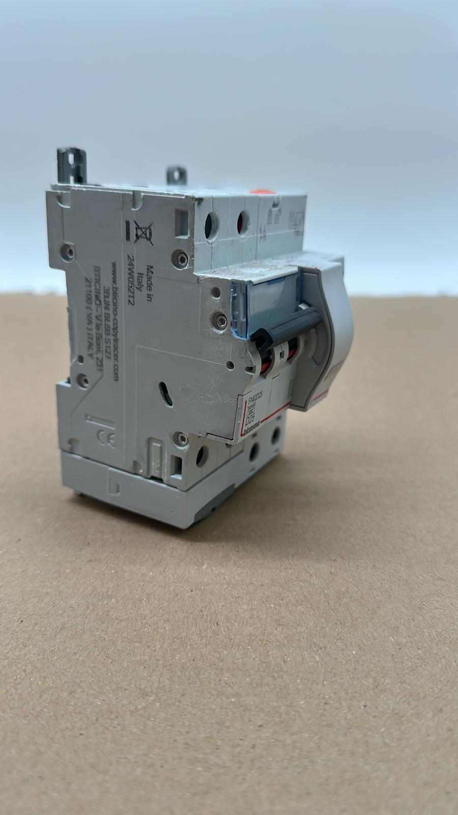 BTDIN45 – FI-Schutzschalter 2P 30mA AC 32A (Sanden Vendo G-Snack)