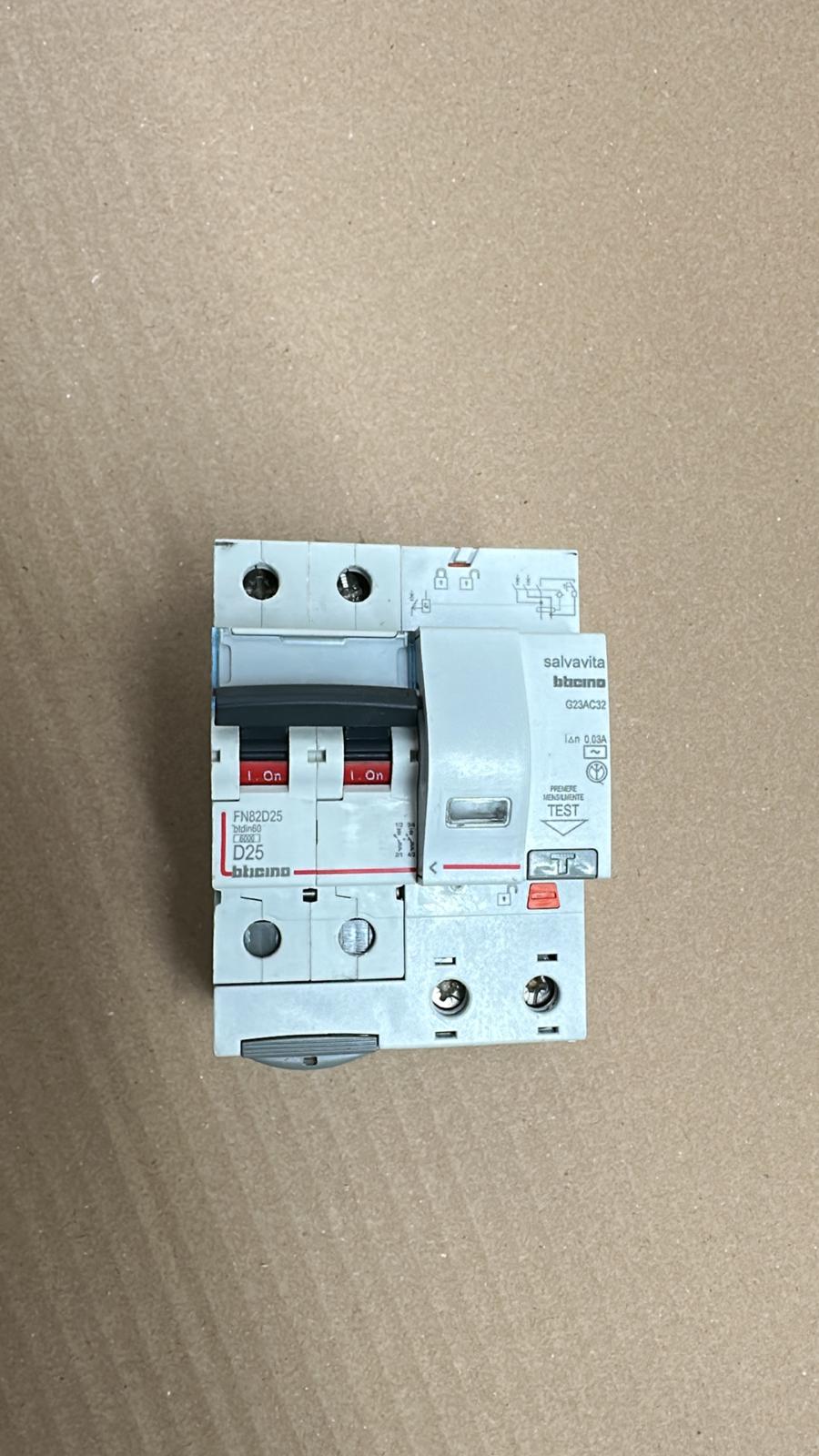 BTDIN45 – FI-Schutzschalter 2P 30mA AC 32A (Sanden Vendo G-Snack)